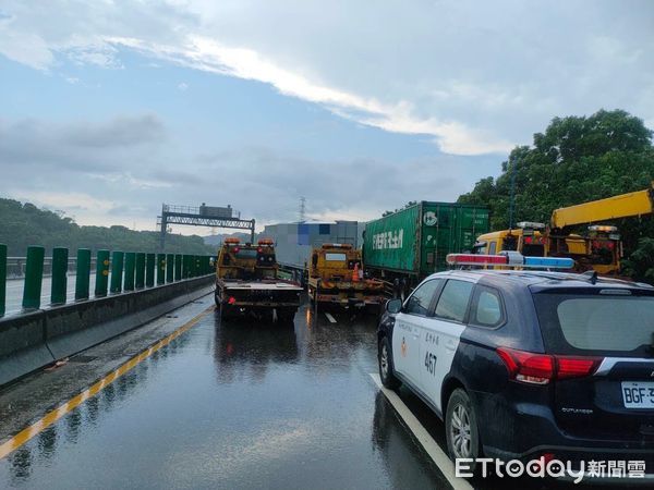 ▲▼  貨櫃車自撞，整輛車撞成Ｌ型，堵住車道 。（圖／記者戴上容翻攝）