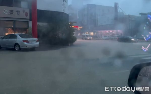 ▲▼嘉義縣市4日因雨彈來襲多處地區傳出有淹水災情。（圖／翻攝自記者爆料網）