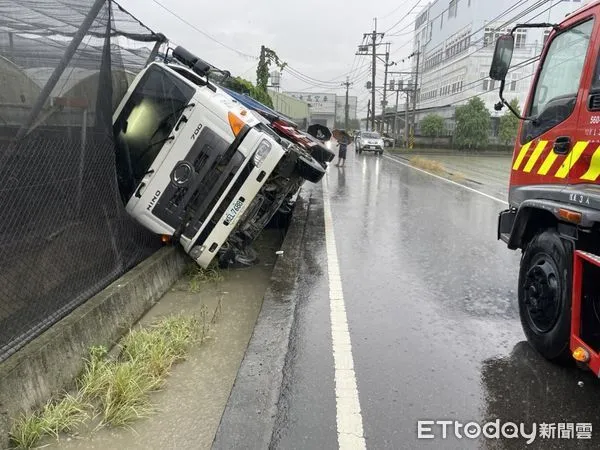 ▲▼一輛砂石車右側車輪陷落水溝，男駕駛當場無生命跡象送醫搶救。（圖／民眾提供，下同）