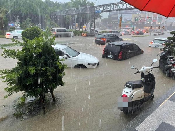 ▲▼嘉義縣市4日因雨彈來襲多處地區傳出有淹水災情。（圖／翻攝自記者爆料網）