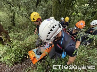 她登樂山林道右腳脫臼！10勇消花9小時救援　將人抬下山送醫