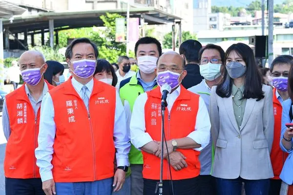 ▲▼蘇院長今(5)日視察捷運汐止東湖線規劃情形受訪照。（圖／行政院提供）
