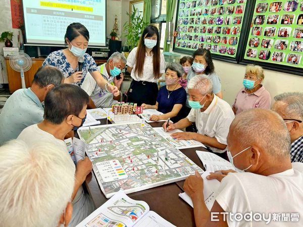 ▲台南市政府推動第2期韌性社區建置之人員教育訓練，首推桌遊式災害兵棋推演，藉由自製之桌遊教具，將社區災害潛勢環境踏勘、弱勢族群、建物資訊等圖資呈現於放大版圖面。（圖／記者林悅翻攝，下同）