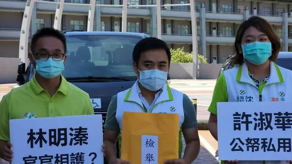 ▲▼民進黨南投縣長蔡培慧縣長競選團隊發言人陳紀衡、議員參選人沈夙崢及曾琮愷，一同到南投縣政府前遞交檢舉函，檢舉許淑華的碩士論文抄襲縣府計畫處獎助之研究計畫內容。（圖／蔡培慧團隊提供）