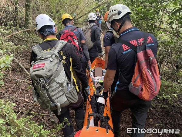 ▲▼婦人登樂山林道右腳脫臼，苗栗消防員花9小時跨縣救援。（圖／記者蔡文淵翻攝）