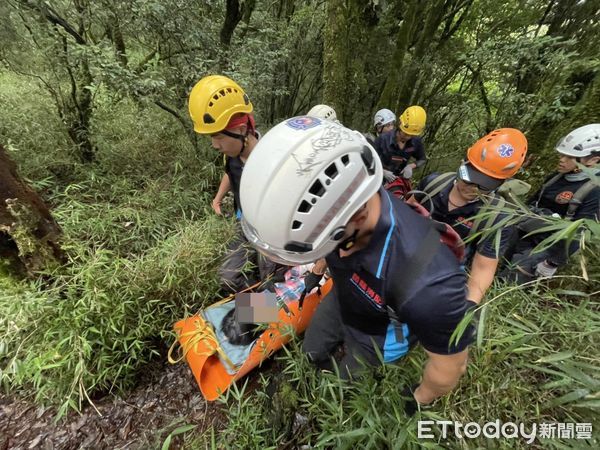 ▲▼婦人登樂山林道右腳脫臼，苗栗消防員花9小時跨縣救援。（圖／記者蔡文淵翻攝）