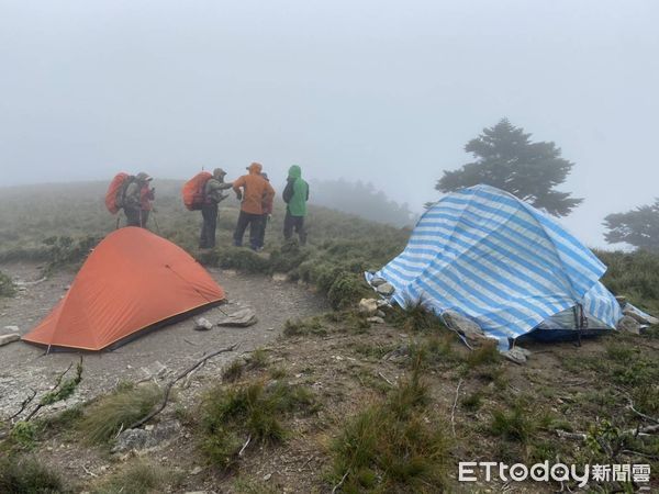 ▲海諾南山下營地女山友摔傷，隊搜救隊馳援。（圖／記者楊漢聲翻攝）