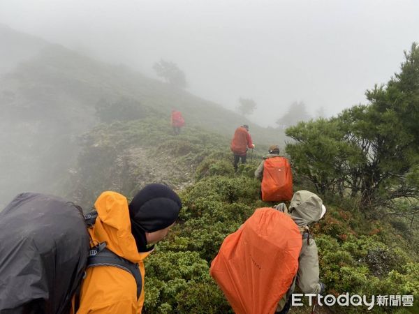 ▲海諾南山下營地女山友摔傷，隊搜救隊馳援。（圖／記者楊漢聲翻攝）