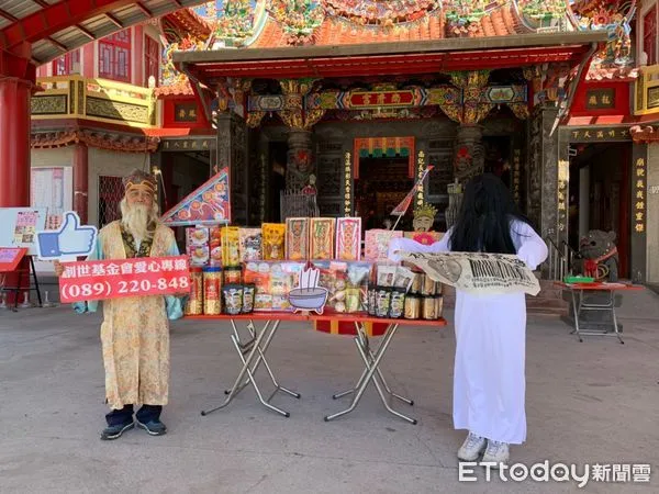 ▲土地公與貞子攜手做愛心。（圖／記者楊漢聲翻攝）