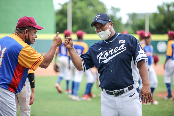 ▲U12韓國教頭（右）為爭議言詞道歉。（圖／WBSC提供）