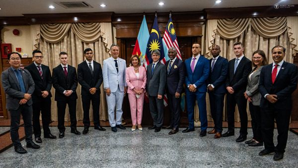 ▲▼裴洛西率領的代表團在美國駐吉隆坡大使館與美國海軍陸戰隊成員見面。（圖／翻攝推特@SpeakerPelosi）