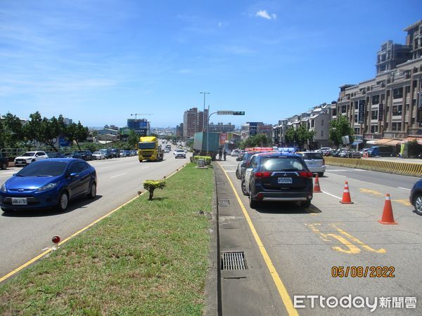 ▲▼台中一輛貨櫃車疑剎車失靈，騎上分隔島，撞毀路燈和路樹。（圖／民眾提供，下同）