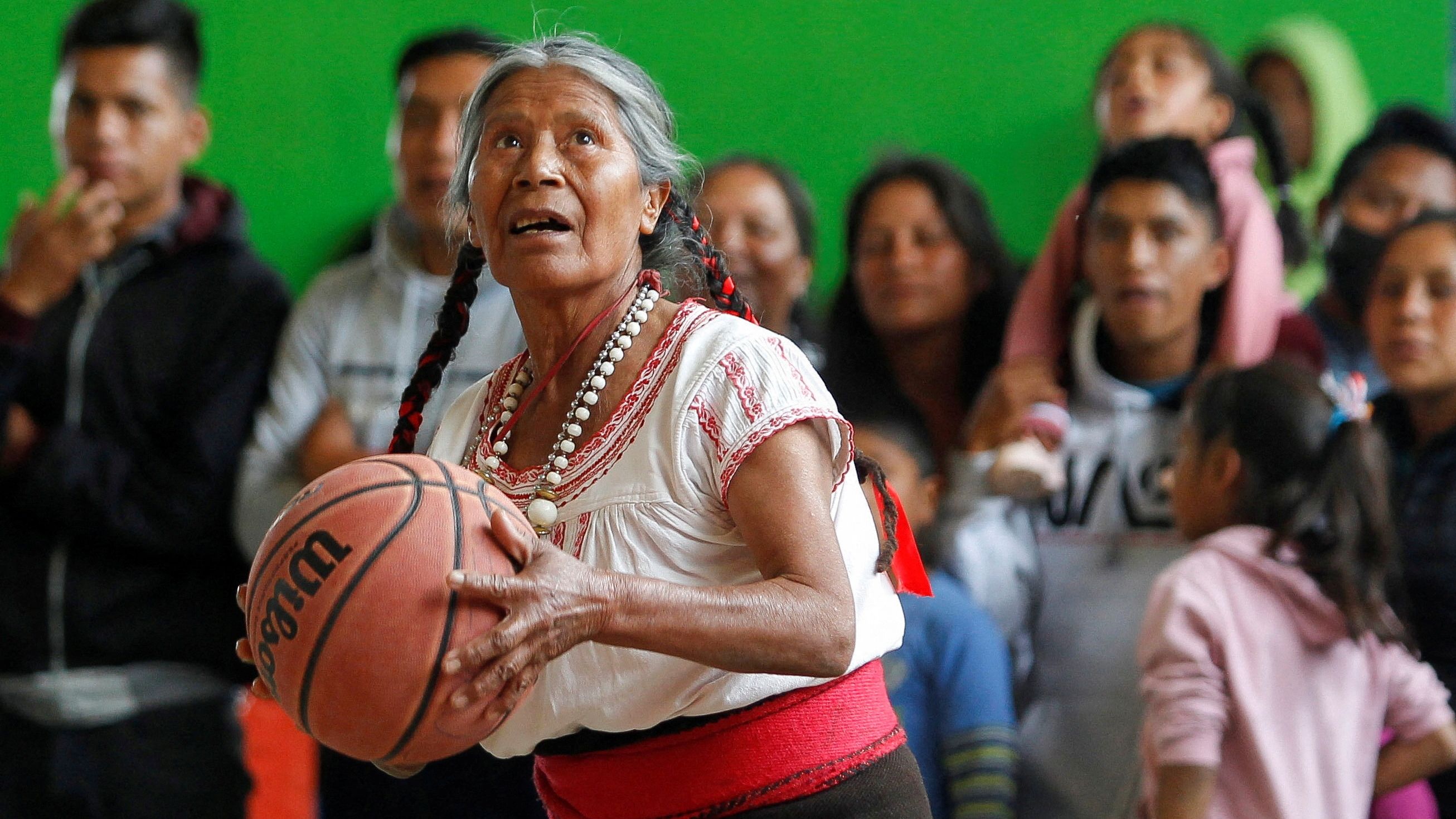 ▲▼墨西哥超狂阿嬤Andrea García Lopez，71歲還在打籃球。（圖／路透）
