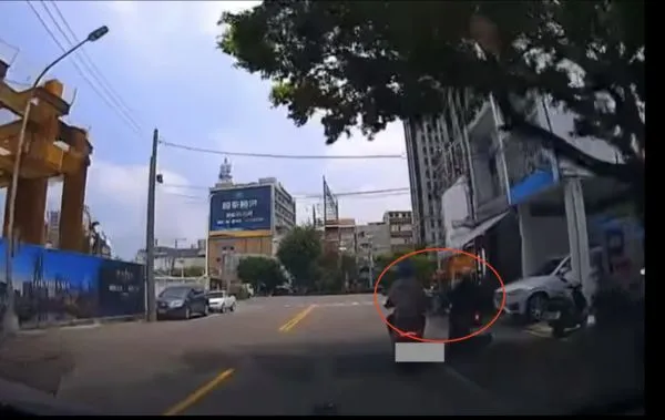 ▲一名機車騎士躲在樹蔭下被檢舉，不過檢舉未過             。（圖／翻攝臉書《爆料公社》）