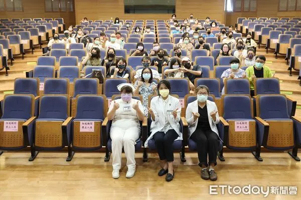 ▲「媽媽嘉年華」向媽媽們介紹兩種生產方式的差異，以及如何透過醫療手段降低生產時的劇烈疼痛。（圖／慈濟醫學中心提供，下同）