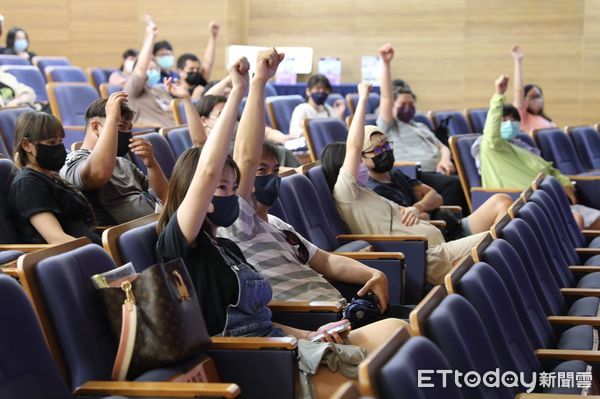 ▲「媽媽嘉年華」向媽媽們介紹兩種生產方式的差異，以及如何透過醫療手段降低生產時的劇烈疼痛。（圖／慈濟醫學中心提供，下同）