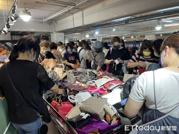 ▲600人搶翻了！台中萬件名牌NG包登場最低殺1折　大魯閣推父親節優惠。（圖／記者游瓊華攝、業者提供）