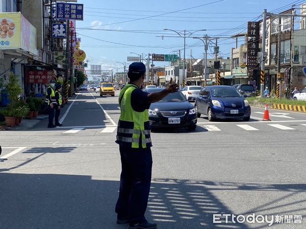 ▲枋寮警方提早調撥車道             。（圖／記者陳崑福翻攝，下同）