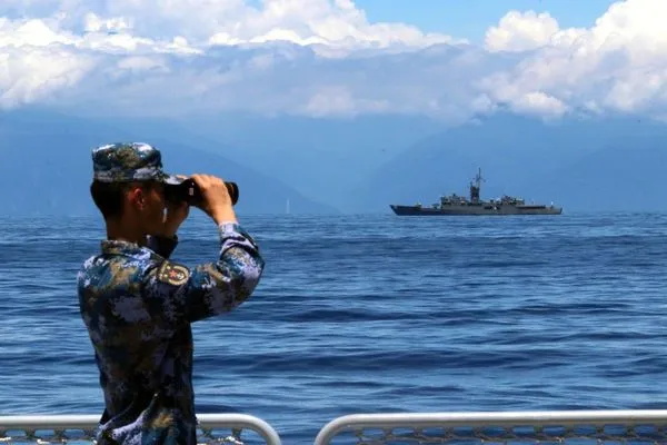 ▲▼解放軍軍艦逼近花蓮海岸線！已可看見和平火力發電廠煙囪。（圖／翻攝人民日報）