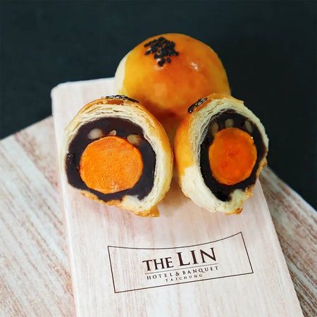 ▲林酒店中秋節推出松子蛋黃酥禮盒，預估今年可銷8800盒左右。（圖／林酒店提供）