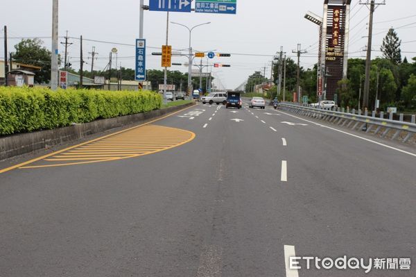 ▲雲林近期多了不少黃色的槽化線設置於內線車道「路中央」。（圖／記者蔡佩旻翻攝）