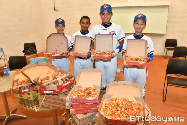 ▲▼U12世界盃少棒賽,賽前林智勝送pizza給中華隊的隊員們享用。（圖／記者李毓康攝）