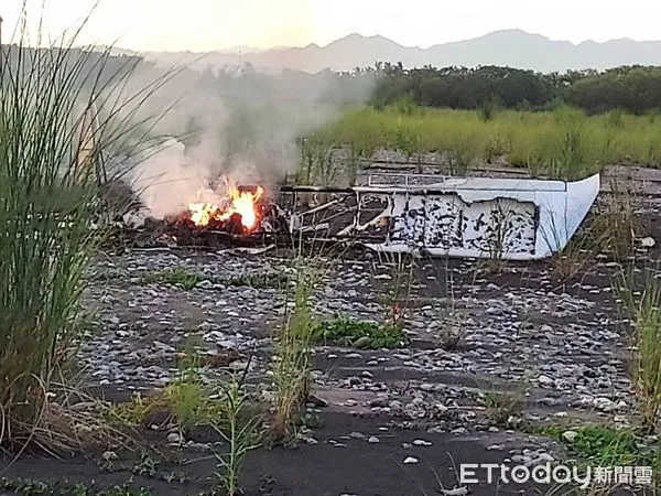 ▲▼屏東輕航機墜毀「父子雙亡」最新現場曝光　飛航經驗20年突遇死劫。（圖／記者陳崑福翻攝）