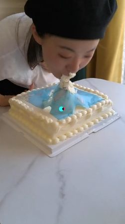 ▲台灣表妹吃掉蛋糕上的台灣。（圖／翻攝台灣表妹抖音）