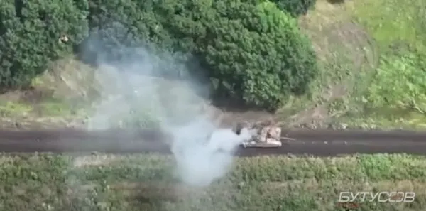 ▲▼俄軍T-90坦克遭到烏軍摧毀。（圖／翻攝自YouTube／帳號名稱）