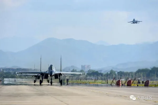 ▲▼ 中國解放軍東部戰區一架飛機4日在台灣附近海域起飛，進行軍事演習。（圖／路透）