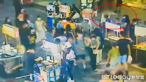 ▲林男僅因懷疑臭豆腐遭人偷吃居然當街揮舞武士刀遭警方帶回調查。（圖／記者張君豪翻攝）