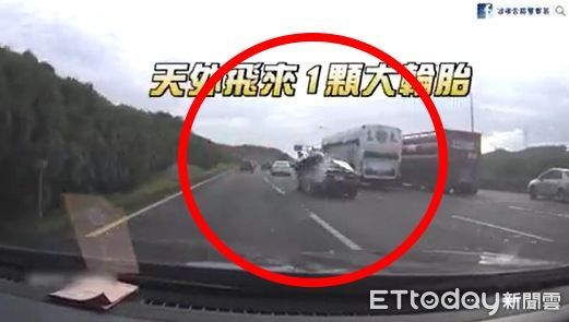 ▲▼ 聯結車輪胎脫落，一路狠砸中3車 。（圖／國道警提供）