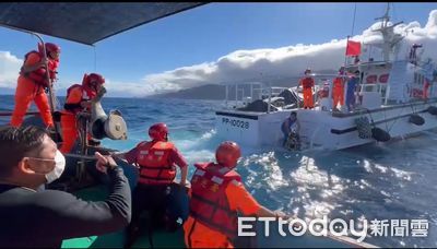 快訊／宜蘭外海遊艇翻覆！海巡出動馳援　落海12人全數救起