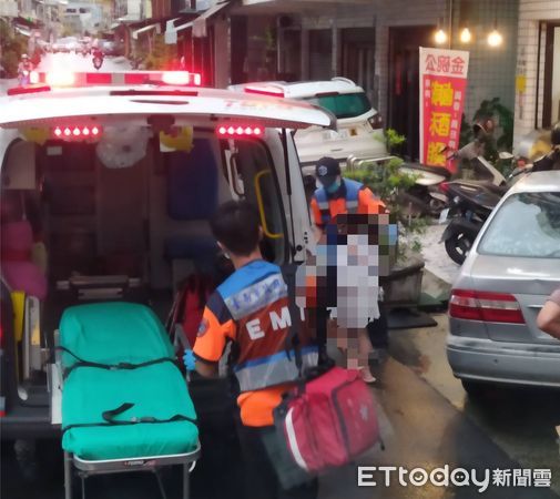 ▲台南1名9歲女童，右手遭裁縫機的針插入受傷，救護人員初步進行檢傷處理後，以救護車送成大醫院救治。（圖／民眾提供，下同）