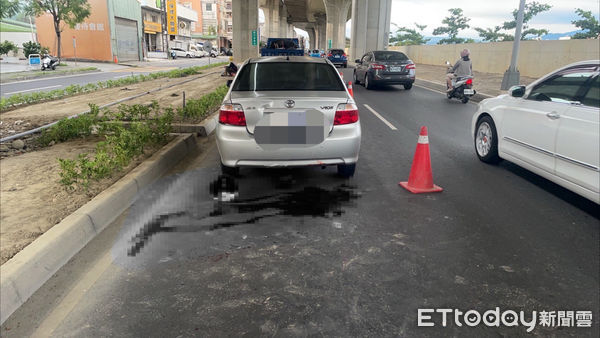 ▲▼台中大里5日發生嚴重自撞車禍，現場執行盆栽綠化工程人員並未擺放交通錐等警示物品，黃男則違規騎乘在內側車道。（圖／記者許權毅翻攝）