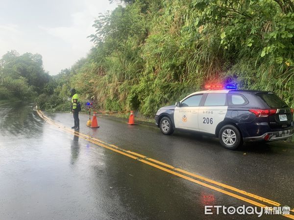 ▲台南市下午發生強降雨，造成白河、東山區多起路樹倒塌，所幸無人員傷亡，白河分局警方派員冒雨管制交通。（圖／記者林悅翻攝，下同）