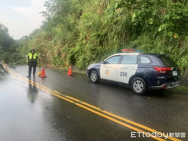 ▲台南市下午發生強降雨，造成白河、東山區多起路樹倒塌，所幸無人員傷亡，白河分局警方派員冒雨管制交通。（圖／記者林悅翻攝，下同）