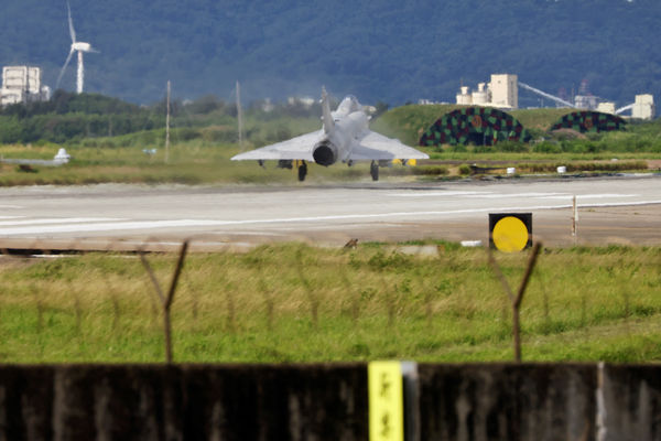▲▼幻象2000-5型戰鬥機降落在新竹空軍基地。（圖／路透）