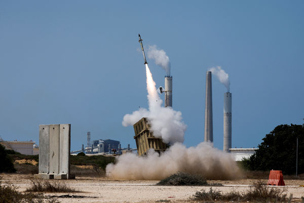 ▲▼當火箭從加薩走廊向以色列發射時，鐵穹反導彈系統發射了一枚攔截導彈。（圖／路透）