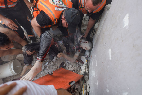 ▲▼在以色列與加薩的戰鬥中，以色列空襲一所房屋的現場搶救一名傷亡人員。（圖／路透）