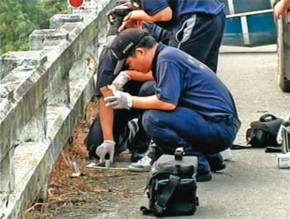 警方在黃正雄殺人棄屍現場、南投普濟橋上進行蒐證。（東森新聞提供）