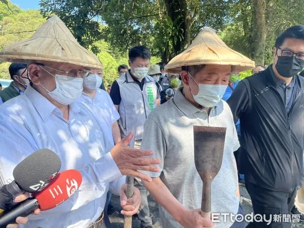 ▲▼民進黨台北市長參選人陳時中貓空採竹筍。（圖／記者呂晏慈攝）