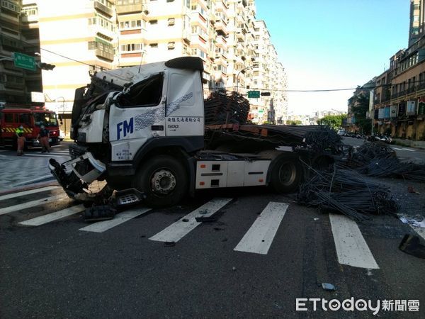 [新聞] 疑停電釀禍！竹市拖板車與公車相撞再波刀