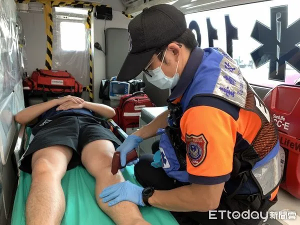 ▲台南市消防局近期採購電動骨針組供8個高級救護隊使用，第六大隊下轄和緯、永華、安南3個高級救護隊亦於近日完成電動骨針教育訓練，並配置救護車上供高級救護技術員使用。（圖／記者林悅翻攝，下同）