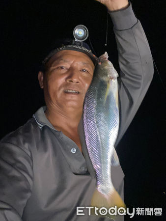 ▲雲林張姓釣客在釣魚前先將附近堤岸做一番打掃後才坐下釣魚，友善環境的善舉被附近釣客發現拍照分享到社團。（圖／記者蔡佩旻翻攝）