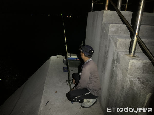 ▲雲林張姓釣客在釣魚前先將附近堤岸做一番打掃後才坐下釣魚，友善環境的善舉被附近釣客發現拍照分享到社團。（圖／記者蔡佩旻翻攝）