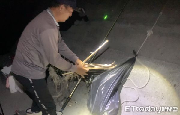 ▲雲林張姓釣客在釣魚前先將附近堤岸做一番打掃後才坐下釣魚，友善環境的善舉被附近釣客發現拍照分享到社團。（圖／記者蔡佩旻翻攝）