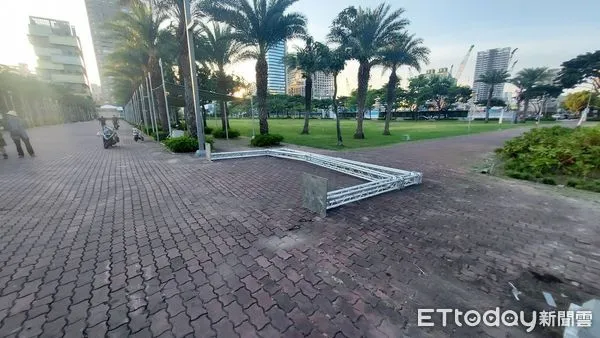 ▲▼高雄神農市集內一名53歲林男遭市集內鐵架倒塌壓傷頭部，送高醫急救，目前在加護病房觀察。（圖／記者吳奕靖翻攝）