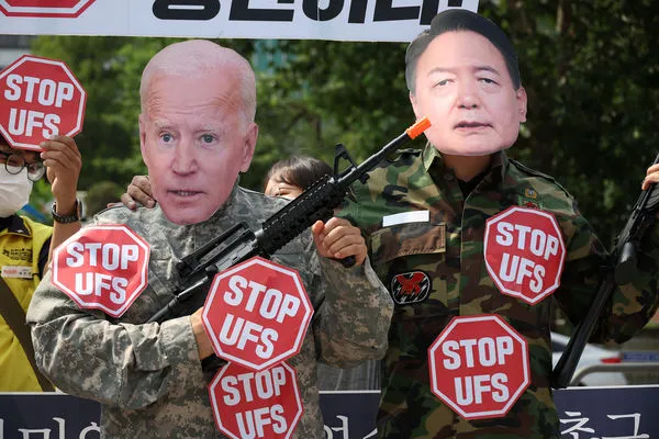 ▲▼裴洛西訪問南韓之際，反戰人士在南韓總統府前抗議美韓聯合軍演。（圖／路透）
