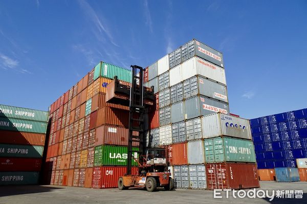 ▼上海港貨櫃輸送量連續 12 年位居世界第一。（圖／記者趙禕攝）